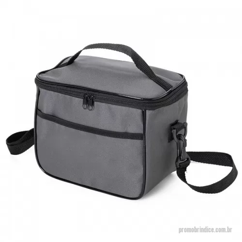 Bolsa térmica personalizada - Bolsa térmica 6 litros com bolsos externos e alça de mão em nylon, contém bolso frontal aberto e bolso traseiro com zíper. Acompanha plaquinha metálica e alça transversal regulável com mosquetões para encaixe nas fivelas laterais da bolsa.