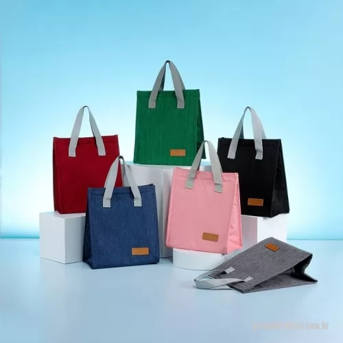 Bolsa térmica personalizada - Bolsa térmica oxford com capacidade de 5 litros com fechamento em velcro. Contém alças de mãos e plaquinha personalizável fixa.