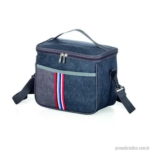 Bolsa térmica personalizada - Leve seus lanches e bebidas na bolsa térmica e eles permanecerão frescos por horas. 7,3 Litros de Capacidade: ideal para transportar lanches, bebidas e outros itens. Nylon Resistente: durável e fácil de limpar. Bolso Frontal: guarde seus itens menores com segurança. Acompanha Alça Transversal: use-a como bolsa de ombro ou transversal. Fechamento com Zíper: garante a segurança dos seus pertences. Forro Interno Térmico: mantém seus alimentos e bebidas frescos por horas. Leve e Confortável: perfeita para piqueniques, viagens e o dia a dia.