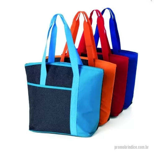 Bolsa térmica personalizada - Com a Bolsa Térmica Personalizada 15L seus alimentos permanecem frescos por horas. 15 Litros de Capacidade: ideal para transportar marmitas, compras e muito mais. Poliéster Resistente: durável e fácil de limpar. Bolso Frontal: guarde seus itens menores com segurança. Compartimento Principal com Revestimento PEVA: mantém seus alimentos e bebidas frescos por horas. Acompanha Alça Ajustável: use-a como bolsa de ombro ou transversal. Fechamento com Zíper: garante a segurança dos seus pertences. Leve e Confortável: perfeita para piqueniques, viagens e o dia a dia.