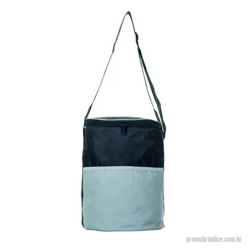 Bolsa térmica personalizada - A Bolsa Térmica Personalizada possui design elegante e funcional.  Ela é Ideal para viagens, trabalho e dia a dia. Capacidade de 25 Litros: espaço para diversos itens. Modelo em Poliéster: resistente e durável. Dois Zíperes com Abertura em “U”: facilita o acesso aos seus pertences. Alça de Ombro Ajustável em Nylon: conforto e praticidade para carregar. Parte Interna com Costura Soldada: evita vazamentos e garante a temperatura interna. Perfeita para: viagens, passeios, trabalho e dia a dia.