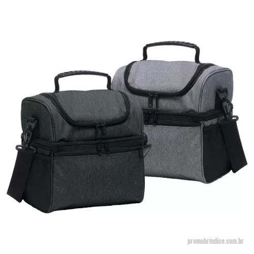 Bolsa térmica personalizada - Bolsa térmica dupla de nylon com três compartimentos, capacidade de 16 litros. Contém dois compartimentos térmicos isolados, sendo o principal com costura soldada (não vaza). A bolsa possui alça de mão com pegador plástico, bolsos laterais em malha e acompanha alça transversal.