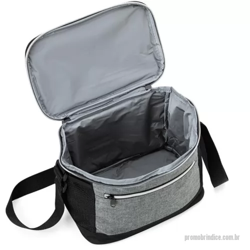 Bolsa térmica personalizada - Bolsa térmica de nylon 10 litros com dois compartimentos e bolsos laterais em malha. Compartimento principal com revestimento térmico.  Material: Nylon Altura :  21 cm Largura :  27 cm Profundidade :  18 cm Medidas aproximadas para gravação (CxL):  9,5 cm x 22 cm Peso aproximado (g):  243