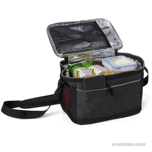 Bolsa térmica personalizada - Bolsa térmica de nylon 10 litros com dois compartimentos, sendo o principal com revestimento térmico e bolso telado para utensílios. Possui bolsos laterais em malha e alça transversal com apoio para ombro.  Material: Nylon Altura :  20 cm Largura :  27 cm Profundidade :  18 cm Medidas aproximadas para gravação (CxL):  9 cm x 23 cm Peso aproximado (g):  355
