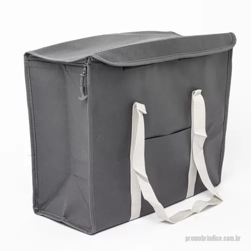 Bolsa térmica personalizada - Bolsa Térmica Nylon  34 Litros Com Logo,Alimentos mais saudáveis durante o lazer! Com a Bolsa Térmica de 34 Litros,  feita de nylon resistente, é possível levar petiscos, lanches e bebidas de forma segura e prática, mantendo tudo fresquinho por mais tempo durante os passeios.  Equipado com zíper nas laterais, fechamento frontal com velcro e duas alças para facilitar o transporte, é a escolha perfeita para quem valoriza eficiência e segurança durante as refeições.   Altura :  36 cm Largura :  23 cm Comprimento :  42 cm
