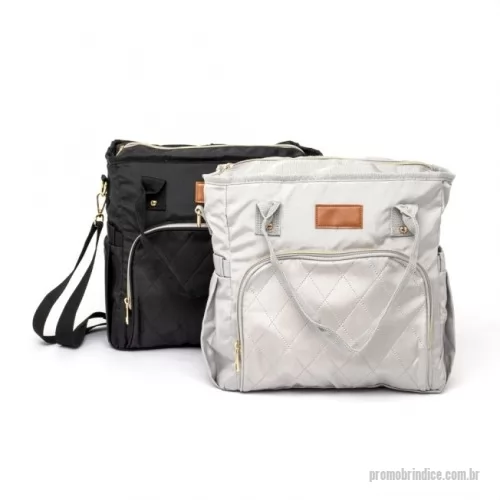 Bolsa térmica personalizada - Que tal uma bolsa térmica eficiente para passeios, faculdade ou trabalho? Nossa bolsa térmica de 16 litros é a escolha perfeita! Feita com tecido Oxford, ela possui dois compartimentos, incluindo um frontal, além de bolsos laterais com elástico para manter tudo organizado. O compartimento principal possui revestimento térmico soldado antivazamento, garantindo a temperatura ideal dos alimentos e bebidas, sem risco de vazamentos de líquidos. É uma bolsa térmica versátil e prática, vem com alça de mão, transversal regulável e etiqueta em couro sintético pronta para personalização.