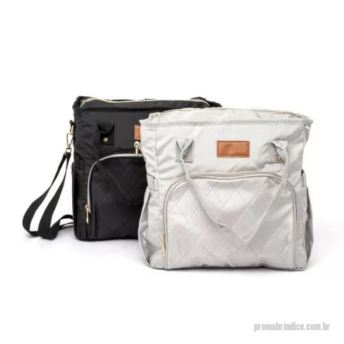 Bolsa térmica personalizada - Que tal uma bolsa térmica eficiente para passeios, faculdade ou trabalho? Nossa bolsa térmica de 16 litros é a escolha perfeita! Feita com tecido Oxford, ela possui dois compartimentos, incluindo um frontal, além de bolsos laterais com elástico para manter tudo organizado. O compartimento principal possui revestimento térmico soldado antivazamento, garantindo a temperatura ideal dos alimentos e bebidas, sem risco de vazamentos de líquidos. É uma bolsa térmica versátil e prática, vem com alça de mão, transversal regulável e etiqueta em couro sintético pronta para personalização. Cores Disponíveis: Cinza e Preto.