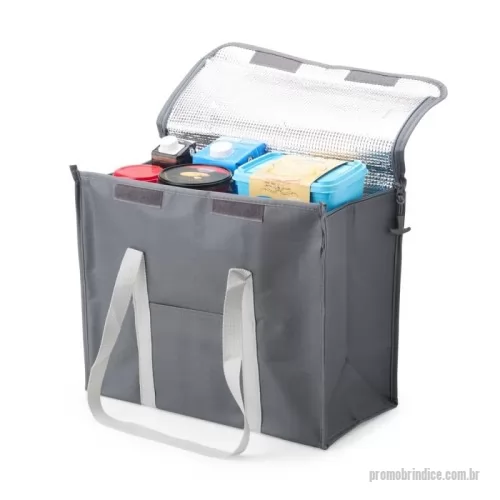 Bolsa térmica personalizada - Térmica de 34 litros, feita de nylon resistente, permite levar petiscos, lanches e bebidas de forma prática e segura, mantendo tudo fresquinho por mais tempo nos passeios. Conta com bolso frontal para utensílios, zíperes laterais, fechamento frontal com velcro e duas alças para facilitar o transporte. É a escolha perfeita para quem valoriza eficiência e segurança durante as refeições.   Altura :  36 cm  Largura :  23 cm  Comprimento :  42 cm