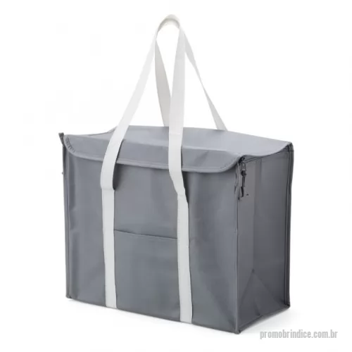 Bolsa térmica personalizada - Alimentos mais saudáveis durante o lazer! A Bolsa Térmica de 34 litros, feita de nylon resistente, permite levar petiscos, lanches e bebidas de forma prática e segura, mantendo tudo fresquinho por mais tempo nos passeios. Conta com bolso frontal para utensílios, zíperes laterais, fechamento frontal com velcro e duas alças para facilitar o transporte. É a escolha perfeita para quem valoriza eficiência e segurança durante as refeições.  Altura :  36 cm Largura :  23 cm Comprimento :  42 cm