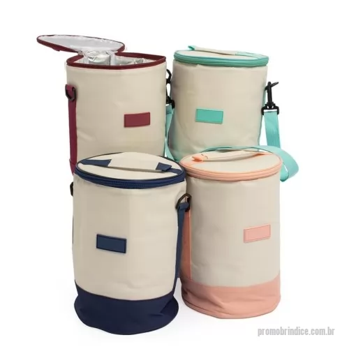 Bolsa térmica personalizada - A bolsa para refeições, ideal para o dia a dia. Feita em tecido Oxford, seu formato cilindrico permite mais espaço interno, que contém revestimento térmico em folhas de alumínio, ainda possui alça de ombro removível e ajustável. Leve-a para viagens, aventuras ao ar livre e muito mais.