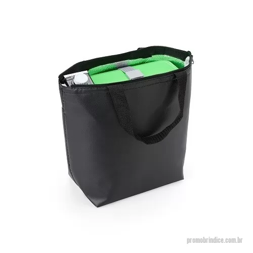 Bolsa térmica personalizada - Compacta mas com muito espaço! Nossa bolsa térmica, feita em TNT possui forro térmico com lâminas de alumínio e capacidade de até 9,6L. Seja para um piquenique no parque, uma viagem à praia ou simplesmente para o transporte diário de alimentos e bebidas, esta bolsa térmica é a solução perfeita.  Altura :  25 cm  Largura :  31 cm  Profundidade :  12,5 cm  Comprimento :  Alça: 17 cm