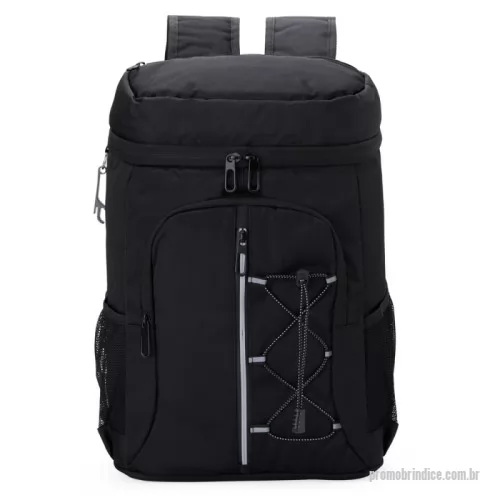 Bolsa térmica personalizada -  Mais que uma bolsa térmica, ela possui capacidade de 32 litros e alças que permitem carregá-la nas costas. Feita em oxford, é resistente à água e conta com quatro compartimentos: um com revestimento térmico em PEVA atóxico e costura soldada antivazamento, perfeito para manter os alimentos na temperatura ideal ou armazenar gelo, deixando as bebidas sempre geladinhas; outro para frutas, iogurtes e saladas; e dois na parte frontal com zíper, sendo um deles com faixa refletiva e elástico ajustável. Nas laterais, bolsos de tela oferecem fácil acesso a garrafas e outros itens. Para completar, inclui um chaveiro abridor de garrafas, ideal para facilitar ainda mais o momento de lazer. Cores: AZUL	CINZA	PRETO	 