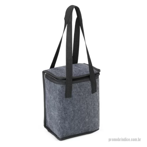 Bolsa térmica personalizada - Confeccionada em feltro e com revestimento térmico interno, nossa bolsa térmica foi pensada para garantir a temperatura ideal dos alimentos, mantendo-os frescos e prontos para o consumo. Seu zíper facilita o fechamento e a segurança do conteúdo, enquanto as duas alças de mão proporcionam um transporte prático e confortável. Uma combinação de praticidade e eficiência para quem valoriza qualidade e cuidado com os produtos.