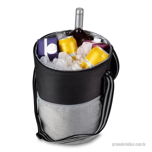 Bolsa térmica personalizada - Bolsa Térmica 25 Litros  Descrição: Bolsa térmica, confeccionada em nylon com capacidade para 25 litros, o produto possui bolso frontal, alça de ombro regulável e parte interna com costura soldada (Não vaza).  Altura :  38 cm  Largura :  28 cm  Profundidade :  28 cm  Medidas aproximadas para gravação (CxL):  30 cm x 12 cm  Peso aproximado (g):  495
