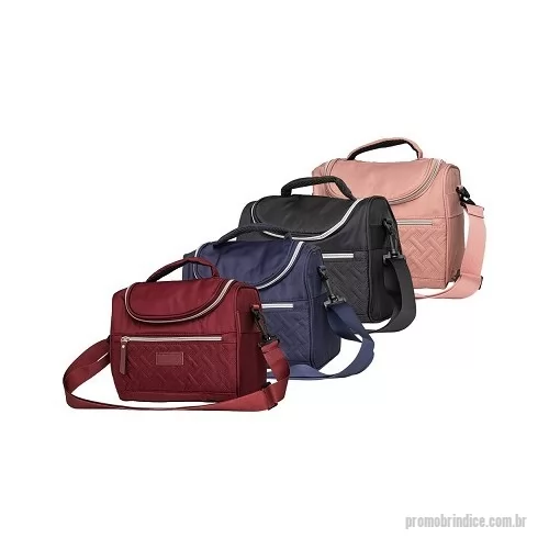 Bolsa térmica personalizada - Aliada para manter os alimentos frescos e saudáveis por mais tempo! Mais do que uma Bolsa térmica 8 litros, possui um design moderno que lembra uma bolsa casual, trazendo praticidade e estilo para o dia a dia. Produzida em poliéster com detalhes em couro sintético, ela conta com dois compartimentos com revestimento interno em PEVA atóxico: um frontal, ideal para utensílios, guardanapos ou pequenos itens, e o principal, perfeito para marmitas, lanches, sucos e muito mais! Além disso, possui duas alças, uma de mão e outra de ombro, ajustáveis, garantindo conforto e versatilidade ao carregar. Os detalhes no zíper e a etiqueta em couro sintético dão um toque sofisticado e criam um espaço ideal para destacar a marca dos seus clientes.
