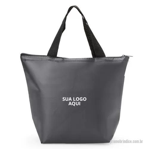Bolsa térmica personalizada - Compacta mas com muito espaço! Nossa bolsa térmica, feita em TNT possui forro térmico com lâminas de alumínio e capacidade de até 9,6L. Seja para um piquenique no parque, uma viagem à praia ou simplesmente para o transporte diário de alimentos e bebidas, esta bolsa térmica é a solução perfeita.