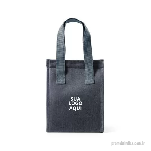 Bolsa térmica personalizada - Descubra nossa bolsa térmica em poliéster 300D de alta densidade, a solução perfeita para quem busca praticidade e estilo. Com capacidade de 2,5 litros, ela é ideal para manter suas refeições e bebidas na temperatura certa, seja no trabalho, na academia ou em passeios. Medindo 170 x 220 x 130 mm, conta com um compartimento principal com fecho aderente e pegas em webbing para maior conforto e durabilidade. Personalize com a logo da sua empresa e ofereça aos seus clientes um brinde funcional e elegante.