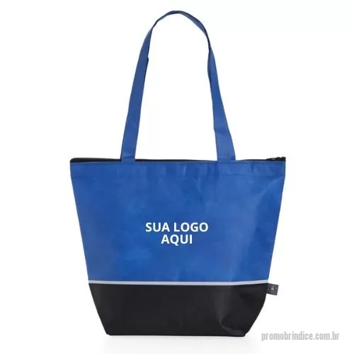 Bolsa térmica personalizada - Impressione com nossa Sacola rPET Térmica de 10 Litros! Feita de material reciclado, ela alia sustentabilidade e praticidade. Com capacidade para 10 litros, é perfeita para manter seus alimentos e bebidas frescos em eventos, piqueniques ou no dia a dia corporativo. Possui fechamento com zíper, garantindo segurança e conservação dos itens. Personalize com a logo da sua empresa e ofereça um brinde funcional e estiloso. Medidas aproximadas: 31,3 cm de altura, 39,2 cm de largura e 15,5 cm de profundidade.  Ofereça um presente que reflete cuidado com o meio ambiente e elegância. Transforme simples gestos em grandes impressões!