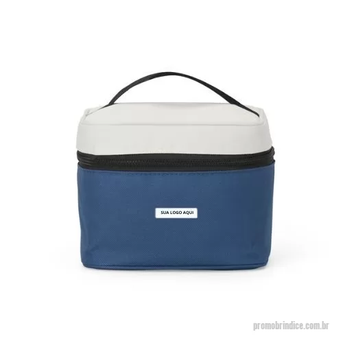 Bolsa térmica personalizada - Ofereça praticidade e estilo com a nossa Bolsa Térmica de 4 Litros! Fabricada em nylon resistente, essa bolsa térmica é perfeita para manter seus alimentos e bebidas na temperatura ideal, seja em eventos corporativos, piqueniques ou no dia a dia. Possui um bolso telado prático e acompanha uma plaquinha metálica que pode ser personalizada com a logo da sua empresa. Medidas aproximadas: 14 cm de altura, 19 cm de largura e 17,5 cm de profundidade.   Surpreenda seus clientes e colaboradores com um brinde funcional e sofisticado. Transforme simples gestos em grandes impressões!