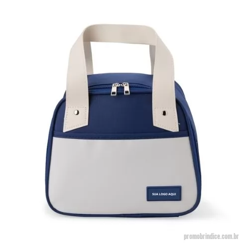 Bolsa térmica personalizada - Descubra a praticidade e o estilo da nossa Bolsa Térmica de 5 Litros Personalizada. Perfeita para transportar lanches, petiscos ou refeições para o trabalho ou passeios, esta bolsa térmica oferece excelente isolamento térmico para manter seus alimentos frescos por mais tempo. Fabricada em nylon resistente à água, com alças de couro sintético, ela combina durabilidade e elegância. Possui um bolso frontal para itens adicionais como guardanapos e talheres, além de espaço personalizado para gravar sua marca. Garanta um brinde funcional e sofisticado que agradará a todos!