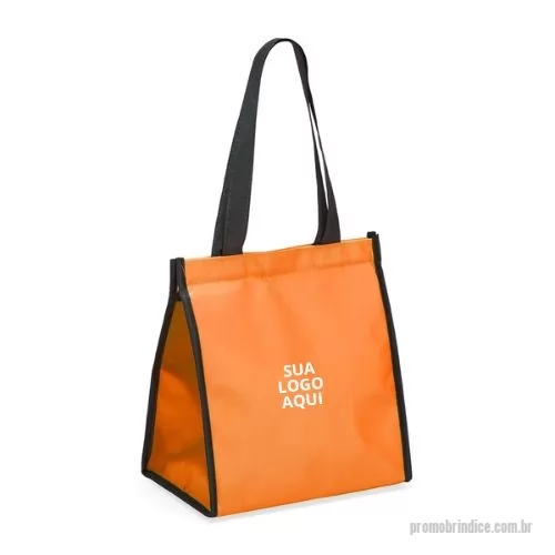 Bolsa térmica personalizada - Apresentamos a Bolsa Térmica de 6 Litros Personalizada, a escolha perfeita para manter suas refeições e bebidas na temperatura ideal durante o dia. Feita em TNT resistente, com fechamento em velcro, essa bolsa é prática e fácil de transportar. Com dimensões de 28 cm de altura, 25 cm de largura e 16,5 cm de profundidade, ela oferece amplo espaço interno. Além disso, é leve, pesando apenas 55g. Personalize com a sua marca e ofereça um brinde que será útil no cotidiano dos seus clientes, destacando a sua empresa de maneira elegante e funcional!
