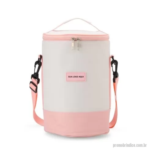 Bolsa térmica personalizada - Conheça a Bolsa Térmica Oxford de 8 Litros, ideal para manter seus alimentos e bebidas na temperatura perfeita ao longo do dia. Fabricada em tecido Oxford, ela oferece resistência e durabilidade. Seu revestimento térmico em alumínio garante a conservação da temperatura. Com alça de ombro ajustável e removível, é prática e versátil para uso em viagens, atividades ao ar livre, trabalho ou academia. Além disso, seu formato cilíndrico proporciona mais espaço interno, sendo uma companheira indispensável para quem busca praticidade e organização. Personalize com sua marca e ofereça um brinde elegante e funcional!