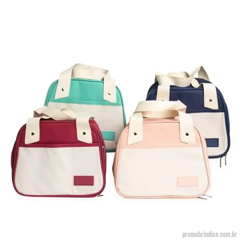 Bolsa térmica personalizada - Leve lanches, petiscos ou refeições para passeios, ou trabalho com a nossa bolsa térmica de 5 litros. Com espaço para diversas delícias, ela é perfeita para manter a qualidade dos alimentos. Resistente à água, produzida em nylon, suas alças são em couro sintético, que oferece um toque de charme à bolsa. Além disso, conta com um bolso frontal para guardanapos, talheres ou o que desejar, e ainda oferece espaço para personalização.