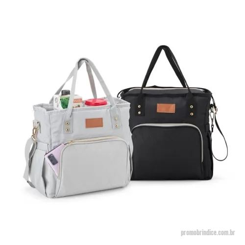 Bolsa térmica personalizada - Bolsa Térmica 16 Litros  Descrição: Que tal uma bolsa térmica eficiente para passeios, faculdade ou trabalho? Nossa bolsa térmica de 16 litros é a escolha perfeita! Feita com tecido Oxford, ela possui dois compartimentos, incluindo um frontal, além de bolsos laterais com elástico para manter tudo organizado. O compartimento principal possui revestimento térmico soldado antivazamento, garantindo a temperatura ideal dos alimentos e bebidas, sem risco de vazamentos de líquidos. É uma bolsa térmica versátil e prática, vem com alça de mão, transversal regulável e etiqueta em couro sintético pronta para personalização.  Altura :  30 cm  Largura :  30 cm  Profundidade :  18,5 cm  Medidas aproximadas para gravação (CxL):  2 cm x 5 cm