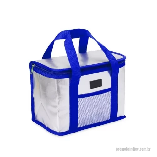 Bolsa térmica personalizada - Essa bolsa térmica é o acessório ideal para quem busca praticidade e versatilidade. Feita com materiais de isolamento térmico de alta qualidade, mantém os alimentos frescos e na temperatura certa por muito mais tempo. Seja para viagens, trabalho, escola ou atividades ao ar livre, ela garante que os lanches e refeições estejam sempre bem conservados. Com um design compacto, leve e fácil de transportar, sua parte interna é espaçosa e acomoda diferentes tipos de alimentos de forma organizada. Além disso, conta com um bolso telado externo, perfeito para itens menores e de fácil acesso.  Altura :  21 cm  Largura :  28,3 cm  Profundidade :  16 cm