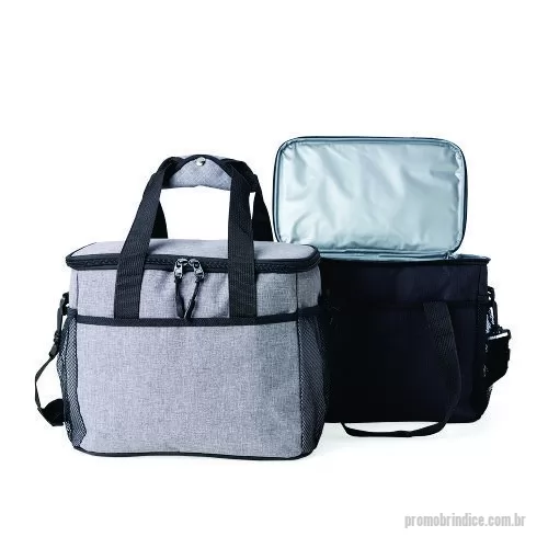 Bolsa térmica personalizada - Bolsa térmica de nylon 14 litros com bolso frontal e bolsos laterais em malha. Compartimento principal com revestimento térmico soldado antivazamento e alças de mãos com suporte de juntura. Acompanha alça transversal. Gravação em 1 cor já inclusa.