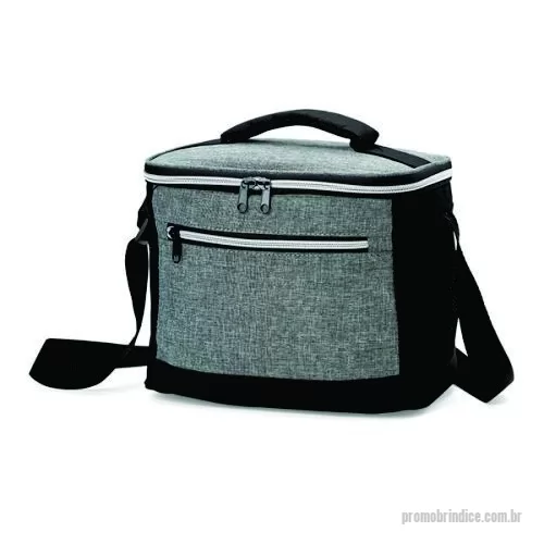 Bolsa térmica personalizada - Bolsa térmica de nylon 10 litros com dois compartimentos e bolsos laterais em malha. Compartimento principal com revestimento térmico. Gravação em 1 cor já inclusa.