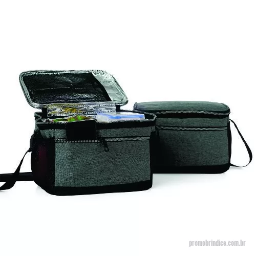 Bolsa térmica personalizada - Bolsa térmica de nylon 10 litros com dois compartimentos, sendo o principal com revestimento térmico e bolso telado para utensílios. Possui bolsos laterais em malha e alça transversal com apoio para ombro. Gravação em 1 cor já inclusa.