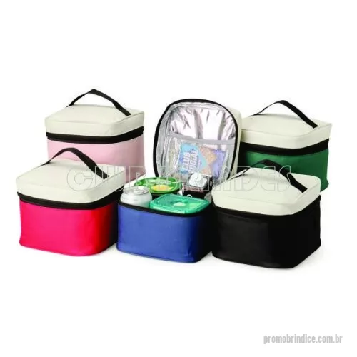 Bolsa térmica personalizada - Bolsa térmica de nylon 4 litros. Possui bolso telado e acompanha plaquinha metálica.  Altura :  14 cm Largura :  19 cm Profundidade :  17,5 cm Peso aproximado (g):  128.