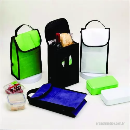 Bolsa térmica personalizada - Uma bolsa térmica compacta que une a praticidade na conservação de temperatura dos alimentos com a preocupação ao meio ambiente. Feita em PET, material reciclável, resistente à água, com revestimento interno antivazamento em manta de alumínio e capacidade máxima de 4 litros, ela é uma opção ideal para manter alimentos e bebidas quentes ou frios por mais tempo sem abrir mão da sustentabilidade. Além disso, a bolsa térmica conta com um bolso frontal aberto para carregar talheres ou outros objetos, além de fechamento em velcro e alça de mão para facilitar o transporte.  Largura :  16 cm  Profundidade :  10 cm  Comprimento :  28,5 cm  Medidas aproximadas para gravação (CxL):  15 cm x 15 cm (bolso frontal) - 10 cm x 15 cm (tampa)  Peso aproximado (g):  37.