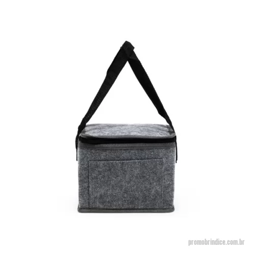 Bolsa térmica personalizada - Compacta e de fácil transporte. Feita em feltro, capacidade de 5,3L, com revestimento térmico interno e bolso extra na parte frontal, esta bolsa une praticidade e qualidade na hora de refrigerar cada produto e manter a temperatura dos alimentos ideais para o consumo.