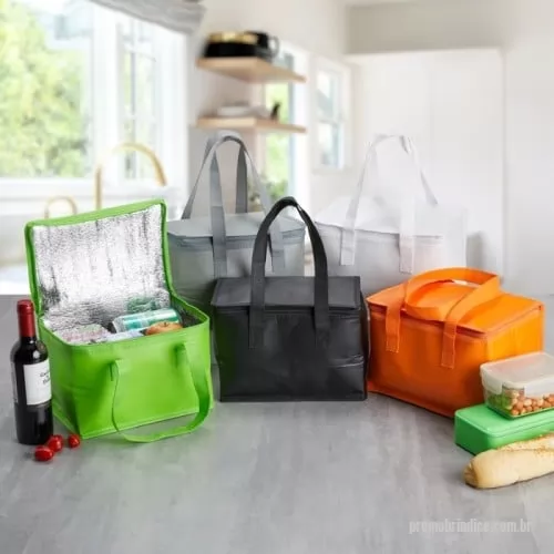 Bolsa térmica personalizada - Bolsa térmica em TNT 6 Litros.  Altura :  17 cm  Largura :  24,8 cm  Profundidade :  15,6 cm  Medidas aproximadas para gravação (CxL):  9 cm x 24,5 cm