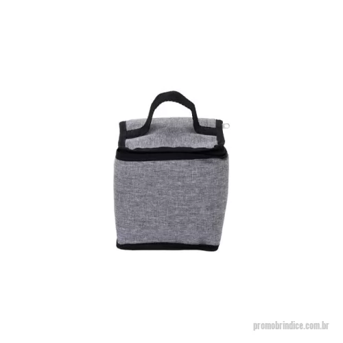 Bolsa térmica personalizada - Bolsa Térmica 4?L em Poliéster com Alça de Mão em Nylon  Compacta e resistente, esta bolsa térmica de 4?litros é ideal para transportar refeições, lanches e bebidas com praticidade. Confeccionada em poliéster de alta durabilidade, possui reforço interno em polietileno atóxico que garante a conservação segura dos alimentos. A alça de mão em nylon oferece conforto no transporte, tornando-a perfeita para o dia a dia, trabalho ou passeios curtos.  Capacidade: 4?L  Dimensões: 17?cm (A) × 17?cm (L) × 14?cm (P)  Área para gravação: 11,5?cm × 12?cm  Peso aproximado: 104?g