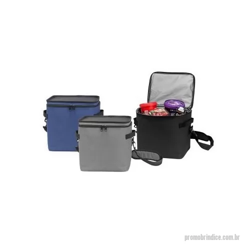Bolsa térmica personalizada - Com capacidade de 15 litros, esta bolsa térmica é confeccionada em poliéster resistente à água e possui revestimento interno em PEVA atóxico e soldado, que evita vazamentos e garante segurança no armazenamento de alimentos. Sua tampa rígida funciona também como bandeja, tornando o uso ainda mais funcional, ideal para refeições em ambientes externos. Conta com alças laterais para transporte manual e alça transversal removível com ajuste e suporte de apoio, proporcionando mais conforto no transporte. 29x23x26 cm