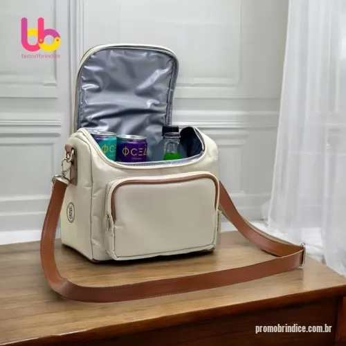 Bolsa térmica personalizada - ESPECIFICAÇÕES ALTURA DA BOLSA: 18CM COMPRIMENTO: 24CM LARGURA: 13CM *TECIDO DA BOLSA: NYLON 70 DETALHES: VIVO EM COURO SINTÉTICO FORRO: PLÁSTICO TÉRMICO COR CINZA  ESTRUTURA: ESPUMA