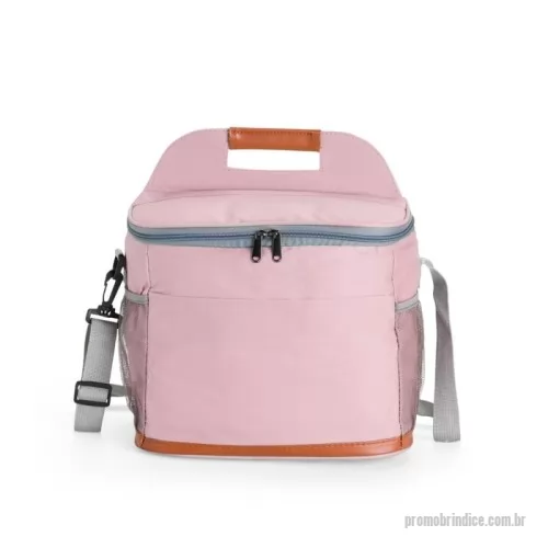 Bolsa térmica personalizada - Bolsa térmica confeccionada em Oxford impermeável, com detalhes em couro sintético, fechamento em zíper e capacidade de até 11 litros. Possui revestimento interno em PEVA, que proporciona a conservação de temperatura de alimentos e bebidas por mais tempo. Conta com bolso frontal aberto, dois laterais em tela de nylon com elástico, alça de mão, alça transversal ajustável e abridor de garrafas em inox fixado em uma das laterais.