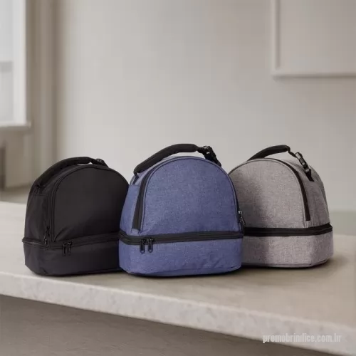 Bolsa térmica personalizada - Bolsa térmica dupla feita em poliéster 300D resistente à água, com capacidade total de 8 litros divididos em dois compartimentos revestidos internamente em PEVA: o superior comporta até 5 litros e o inferior, até 3 litros. Possui alça superior com engate em plástico.