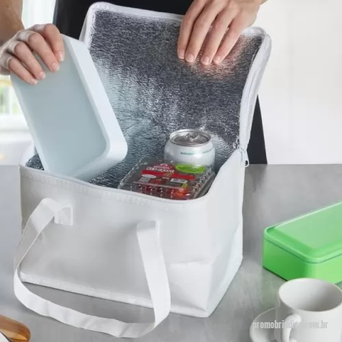 Bolsa térmica personalizada - Bolsa térmica Personalizada 02399 com sua logomarca. 20 anos ajudando a cotar Brindes Promocionais com várias empresas num único clique.  Bolsa térmica em TNT 10 Litros. Bolsa térmica em TNT 10 Litros.Bolsa térmica Personalizada, 179153, Bets Brindes. Clique e Cote no Portal PromoBríndice!