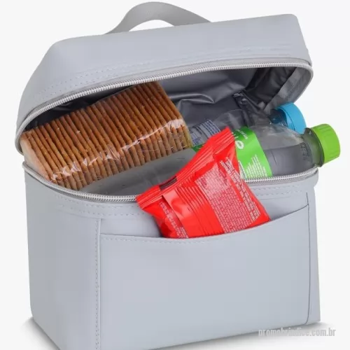 Bolsa térmica personalizada - Bolsa térmica Personalizada 15284 com sua logomarca. 20 anos ajudando a cotar Brindes Promocionais com várias empresas num único clique. Bolsa térmica confeccionada em PU com capacidade de até 4 litros e fechamento em zíper. Possui revestimento interno térmico em que ajuda a manter a temperatura de alimentos e bebidas conservada por mais tempo. Apresenta bolso frontal e alça de mão para transporte.Bolsa térmica confeccionada em PU com capacidade de até 4 litros e fechamento em zíper. Possui revestimento interno térmico em que ajuda a manter a temperatura de alimentos e bebidas conservada por mais tempo. Apresenta bolso frontal e alça de mão para transporte.Bolsa térmica Personalizada, 179159, Bets Brindes. Clique e Cote no Portal PromoBríndice!