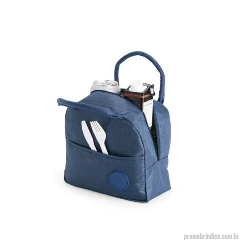 Bolsa térmica personalizada - Bolsa térmica o confeccionada em poliéster impermeável e capacidade de até 5 litros. Apresenta revestimento interno em folha de alumínio, o que oferece mais tempo de conservação de temperatura para alimentos e bebidas. Conta também com bolso frontal com plaquinha fixa em plástico e par de alças em nylon para transporte.  Altura :  19 cm  Largura :  21,5 cm  Profundidade :  11,5 cm