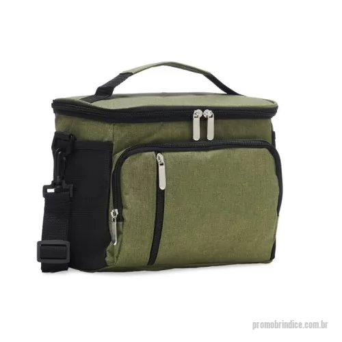 Bolsa térmica personalizada - Bolsa térmica de poliéster com três compartimentos, capacidade de 11 litros. A bolsa possui revestimento térmico em PEVA atóxico com costura soldada (não vaza), alça de mão, bolsos laterais telados e acompanha alça transversal.