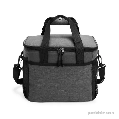 Bolsa térmica personalizada -  Bolsa térmica de nylon 14 litros com bolso frontal e bolsos laterais em malha. Compartimento principal com revestimento térmico soldado antivazamento e alças de mãos com suporte de juntura. Acompanha alça transversal.
