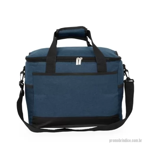 Bolsa térmica personalizada - Bolsa térmica confeccionada em Oxford 600D impermeável com camada interna acolchoada, fechamento em zíper e capacidade máxima de 25 litros. Possui revestimento térmico em PEVA antivazamento, além de duas alças fixas em nylon com suporte de juntura e três bolsos externos, incluindo dois em malha. Acompanha alça transversal ajustável.