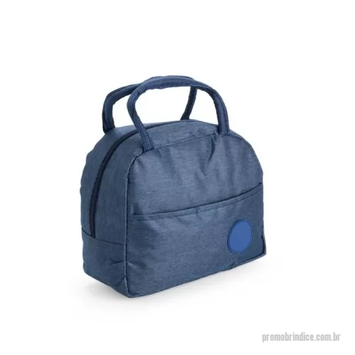 Bolsa térmica personalizada - Bolsa térmica o confeccionada em poliéster impermeável e capacidade de até 5 litros. Apresenta revestimento interno em folha de alumínio, o que oferece mais tempo de conservação de temperatura para alimentos e bebidas. Conta também com bolso frontal com plaquinha fixa em plástico e par de alças em nylon para transporte.