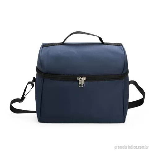 Bolsa térmica personalizada - Bolsa térmica em poliéster resistente à água com fechamento em zíper e capacidade de até 14 litros. Possui revestimento interno em PVC laminado prata verniz, o que ajuda a conservar a temperatura de alimentos e bebidas por mais tempo. Conta também com duas alças para mãos e uma transversal ajustável.