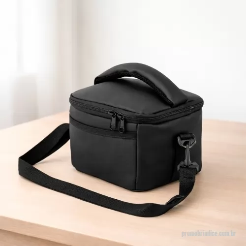 Bolsa térmica personalizada - Bolsa térmica Personalizada 15430 com sua logomarca. 20 anos ajudando a cotar Brindes Promocionais com várias empresas num único clique. Bolsa térmica em tecido emborrachado impermeável com fechamento em zíper com capacidade para até 5 litros. Conta com revestimento térmico interno em espuma PAC e revestimento de folha de PVC antivazamento, além de bolso em malha costurado na parte interna da tampa. Possui ainda bolso frontal e alça de mão com revestimento em espuma. Acompanha alça transversal ajustável.  Altura: 14 cm Largura: 20,5 cm Comprimento: Alça 75 cm Medidas aproximadas para gravação(CxL): 8 cm x 16 cm Peso aproximado(g): 329Bolsa térmica em tecido emborrachado impermeável com fechamento em zíper com capacidade para até 5 litros. Conta com revestimento térmico interno em espuma PAC e revestimento de folha de PVC antivazamento, além de bolso em malha costurado na parte interna da tampa. Possui ainda bolso frontal e alça de mão com revestimento em espuma. Acompanha alça transversal ajustável.  Altura: 14 cm Largura: 20,5 cm Comprimento: Alça 75 cm Medidas aproximadas para gravação(CxL): 8 cm x 16 cm Peso aproximado(g): 329Bolsa térmica Personalizada, 179856, Smart Gifts. Clique e Cote no Portal PromoBríndice!